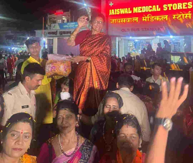 सांसद ज्योत्सना महंत ने पुष्प वर्षा कर के रामभक्तों का किया स्वागत