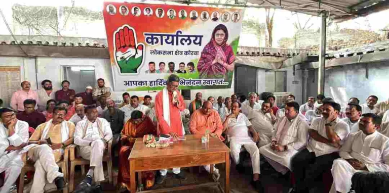 कांग्रेस के द्वारा संविधान और लोकतंत्र की रक्षा के संकल्प को जन-जन तक पहुंचाएं: डॉ चरण दास महंत