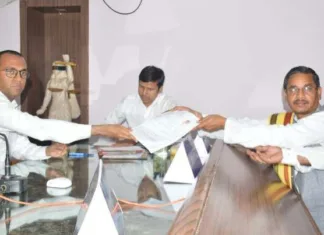 लोकसभा निर्वाचन 2024: नामांकन प्रक्रिया के पहले दिन 11 अभ्यर्थियों ने नाम निर्देशन पत्र किया क्रय