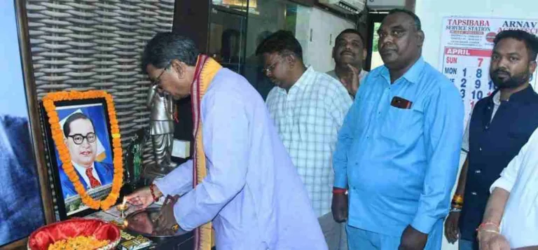 डॉ.चरणदास महंत ने बाबा साहब की जयंती पर अर्पित की श्रद्धांजलि: भारतीय संविधान के निर्माता को दिया सम्मान!