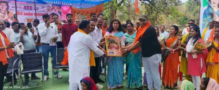 भाजपा उम्मीदवार सरोज पांडेय द्वारा ग्राम लेपरा में कांग्रेस पर प्रहार: वोट बैंक की राजनीति करती है कांग्रेस!