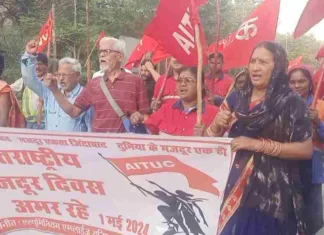 श्रमिक दिवस पर बालको में एल्युमिनियम एम्पलाईज यूनियन एटक की ओर से निकाली गई रैली