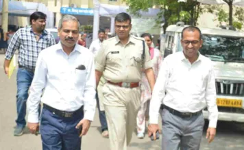 मतदान दल पहुंचे केंद्रों पर, रंगोली-गुब्बारों से सजाए आकर्षक मतदान केंद्र, सेल्फी लेने का अवसर