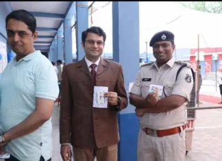 रायगढ़: कलेक्टर और एसएसपी ने उत्साहपूर्वक किया मतदान