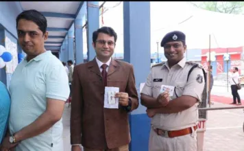 रायगढ़: कलेक्टर और एसएसपी ने उत्साहपूर्वक किया मतदान
