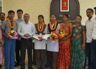 कोरबा: मेरिट में चमके छात्र-छात्राओं का सम्मान, कलेक्टर ने टैबलेट और किताबें देकर किया प्रोत्साहित!