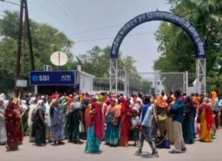 कोरबा: एसईसीएल भूविस्थापितों ने कलेक्ट्रेट पर धावा बोला, आरोप – एसडीएम और पटवारी ने किया दुर्व्यवहार!