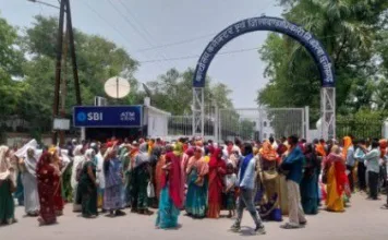 कोरबा: एसईसीएल भूविस्थापितों ने कलेक्ट्रेट पर धावा बोला, आरोप – एसडीएम और पटवारी ने किया दुर्व्यवहार!