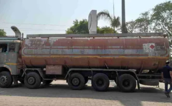 अवैध डीजल बिक्री: 34 किलोलीटर डीजल टैंकर जब्त, 15 रुपये प्रति लीटर का कालाबाजारी लाभ!