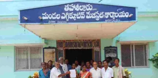 आदिवासी किसानों की जमीन हड़पने का मामला: कोर्ट में पेश न होने वाले राजस्व अधिकारियों पर कार्रवाई की मांग!