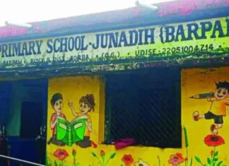 कोरबा: नए भवन की छत से रिसाव, पुराने स्कूल में लौटी कक्षाएं; शिक्षा की राह में बाधा या समाधान?