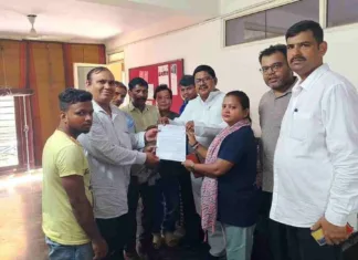 संविदा श्रमिकों की मांगों को लेकर भाकपा-माले सांसद से मिले कर्मचारी यूनियनों के प्रतिनिधि