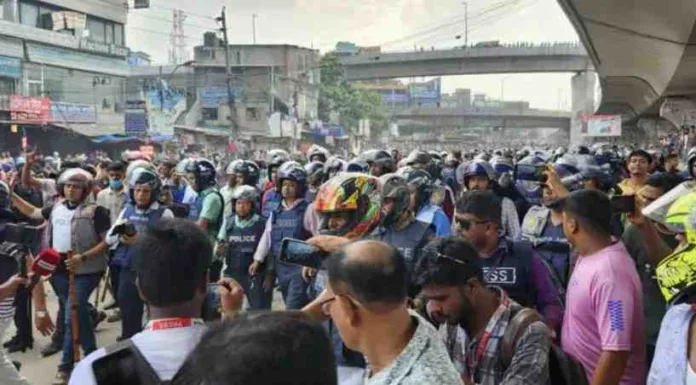 बांग्लादेश में आरक्षण विरोधी हिंसा: जनता की आवाज़ या राजनीतिक षड्यंत्र?