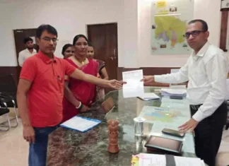 कोरबा: रोड, नाली, और स्ट्रीट लाइट की मांग को लेकर जिला प्रशासन को सौंपा गया ज्ञापन