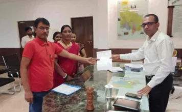 कोरबा: रोड, नाली, और स्ट्रीट लाइट की मांग को लेकर जिला प्रशासन को सौंपा गया ज्ञापन