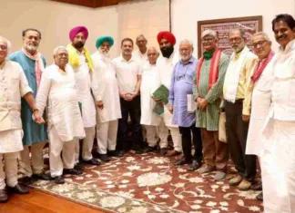 संसद में विपक्ष के नेता राहुल गांधी से मिला SKM प्रतिनिधिमंडल, किसान आंदोलन के मुद्दों पर चर्चा!