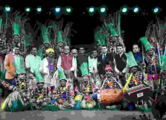 छत्तीसगढ़ के राज्यपाल श्री रमेन डेका ने किया गेड़ी नृत्य की प्रस्तुति देने वाले कलाकारों का सम्मान