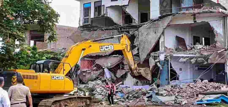 सुप्रीम कोर्ट का बड़ा फैसला: बुलडोज़र कार्रवाई पर रोक, न्यायपालिका का कड़ा रुख!