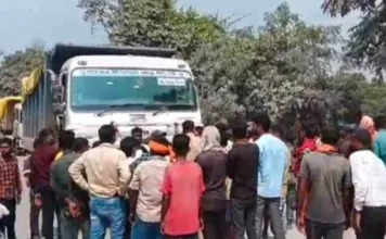 कोरबा: हाईवा की चपेट में आने से बाल-बाल बचा बाइक सवार, ग्रामीणों का आक्रोश, सड़क जाम!