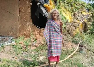 हाथियों के आतंक से बेघर 90 वर्षीय बुजुर्ग महिला: मुआवजे की आस में दर-दर भटकती मथनकुंवर!