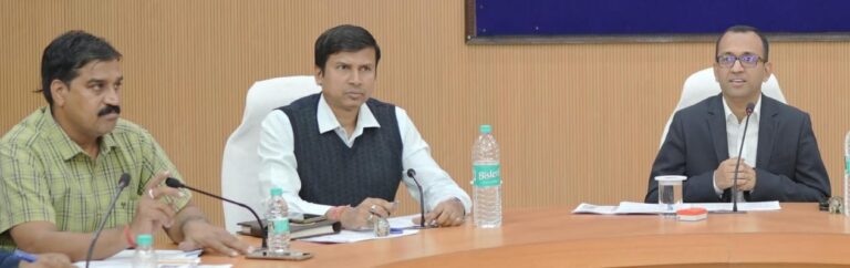 पढाई में कमजोर बच्चों पर विशेष ध्यान देवें शिक्षक: कलेक्टर अजीत वसंत