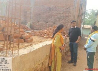 पी एम आवास को पूर्ण कराने गांव गांव जा रहे जनपद पंचायत के अधिकारी