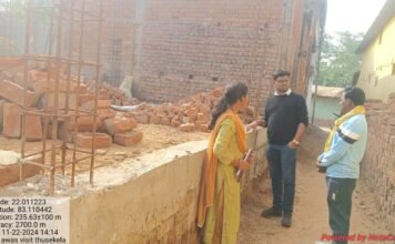 पी एम आवास को पूर्ण कराने गांव गांव जा रहे जनपद पंचायत के अधिकारी