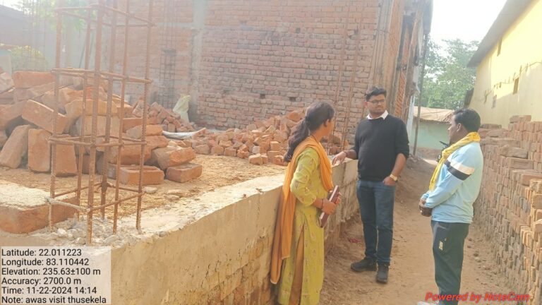 पी एम आवास को पूर्ण कराने गांव गांव जा रहे जनपद पंचायत के अधिकारी