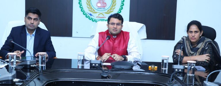 छात्रों के अपार आईडी बनाने का कार्य जल्द करें पूर्ण-कलेक्टर श्री कार्तिकेया गोयल