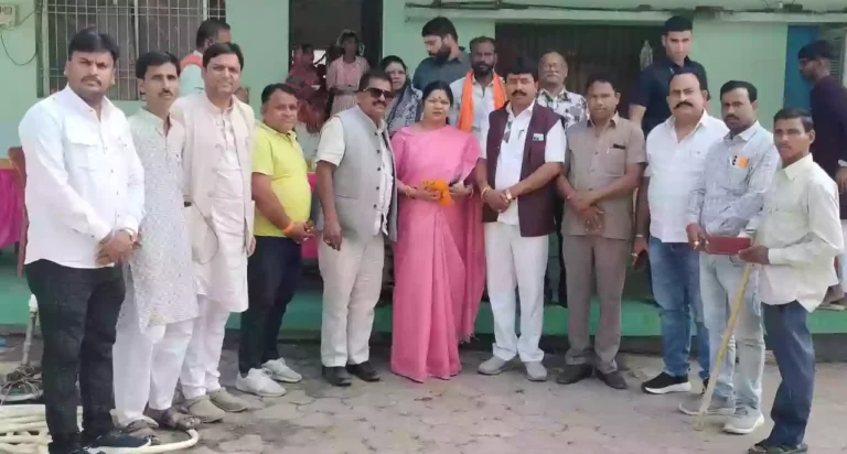 बम्हनीनडीह सामुदायिक भवन लोकार्पण में पहुंचे सांसद कमलेश जांगड़े व छाया विधायक महेश साहू