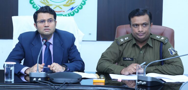 कलेक्टर श्री कार्तिकेया गोयल व पुलिस अधीक्षक श्री दिव्यांग पटेल ने ली लॉ एण्ड आर्डर को लेकर समीक्षा बैठक