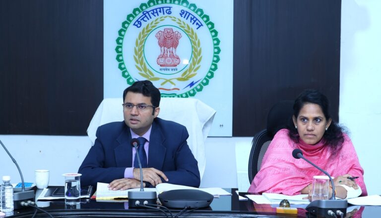 कलेक्टर श्री गोयल ने ली राजस्व अधिकारियों की समीक्षा बैठक