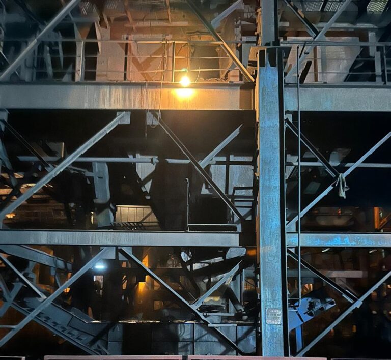 मेसर्स नवदुर्गा फ्यूल्स में सभी एबीसी चेम्बर व एल्बो डक्ट एरिया में एके्रशन कटिंग तथा क्लिनिंग के कार्य में श्रमिकों के कार्य करने को किया गया प्रतिबंधित