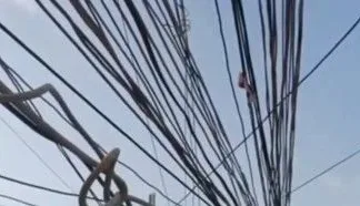 बालकोनगर के कैलाशनगर वार्ड में बिजली कनेक्शन की मांग, अवैध तारों का मकड़जाल बना मौत का कारण