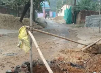 कोरबा की जनता के लिए बड़ी मुसीबत: नगर निगम की गलती से मुख्य सड़क का विक्रय, भू-स्वामी ने सड़क के बीचों-बीच खोदकर बंद किया रास्ता