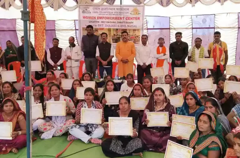 खरसिया: रजघटा में एकल ग्रामोंत्थान फाउंडेशन का प्रमाण पत्र वितरण कार्यक्रम