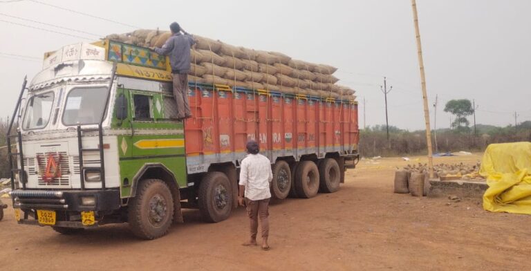खरीदी केंद्रों से धान का उठाव शुरू