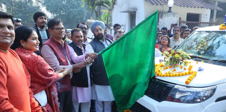 वित्त मंत्री ओ.पी.चौधरी ने हरी झंडी दिखाकर एम्बुलेंस को किया रवाना