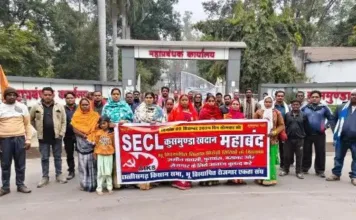 कुसमुंडा खदान में भू विस्थापितों का महाबंद: पांच घंटे कोल परिवहन ठप, रोजगार और जमीन वापसी की मांग