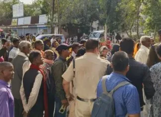 मलगांव पंचायत विलोपन के खिलाफ ग्रामीणों का आक्रोश: कलेक्ट्रेट घेराव, प्रशासन के खिलाफ चुनाव बहिष्कार की चेतावनी