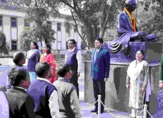 अनुशासन का पाठ पढ़ाने कलेक्टर ने संभाली कमान: 10 बजे ऑफिस असेंबली में हुए शामिल, फिर मुख्यालय के दूसरे कार्यालयों में जांच के लिए भेजी टीम