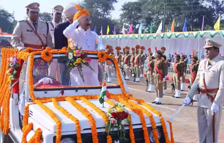 76 वेंं गणतंत्र दिवस पर उप मुख्यमंत्री अरूण साव ने फहराया तिरंगा