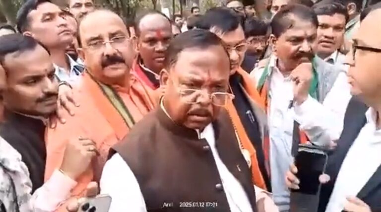 फ्लोरामैक्स ठगी से पीड़ित महिलाओं का संघर्ष: कर्ज माफी के लिए धरना, मंत्री के असंवेदनशील बयानबाजी पर महिलाओं में आक्रोश!