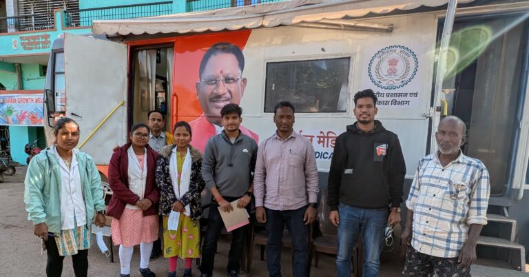 खरसिया में मोबाइल मेडिकल यूनिट ने बढ़ाया स्वास्थ्य सेवाओं का स्तर
