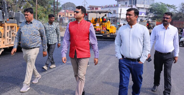 सड़क निर्माण के औचक निरीक्षण में पहुंचे कलेक्टर ने आधे घंटे तक मौके पर करवायी सैंपल की जांच