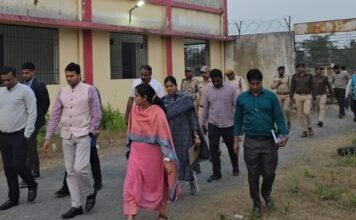 कलेक्टर व एसपी ने खरसिया में स्ट्रांग रूम का निरीक्षण कर तैयारियों का लिया जायजा
