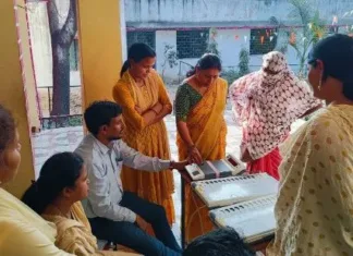 कोरबा में ईवीएम मतदान प्रक्रिया की जानकारी: आम नागरिकों को वार्डों में मिल रहा है प्रशिक्षण