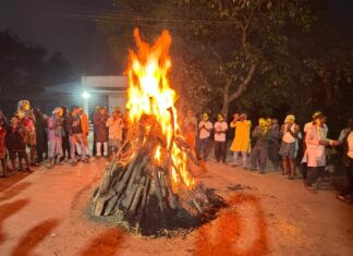 ग्राम पंचायत दर्रामुड़ा गौतम चौक में ऐतिहासिक और भव्य होलिका दहन