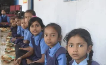 शासकीय प्राथमिक एवं माध्यमिक शाला परसाभांठा बालको में न्योता भोज का भव्य आयोजन