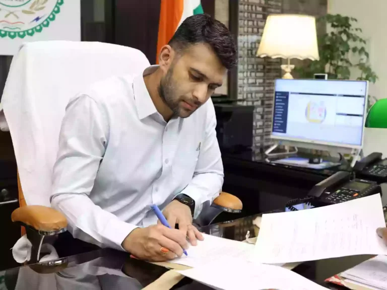 रायगढ़ जिले के नवपदस्थ कलेक्टर मयंक चतुर्वेदी ने किया पदभार ग्रहण